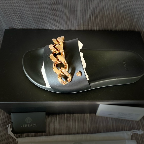 FREE SHIPPING‼️ BRAND NEW, IN BOX- Black Versace slides, men’s size 9 - Picture 2 of 8